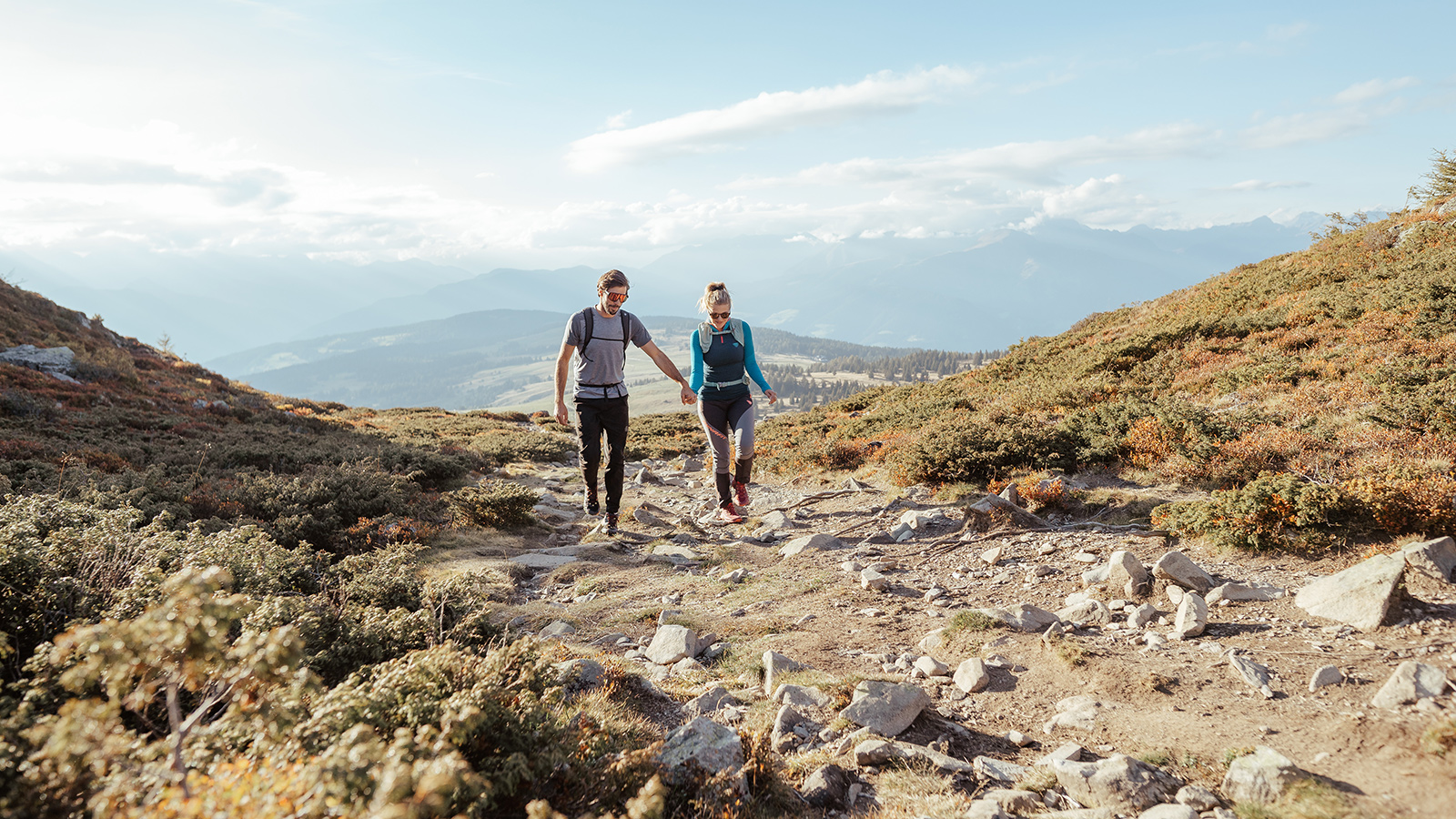 Ein Paar ist auf Wanderung mit wunderbarem Ausblick über Meransen und das Tal
