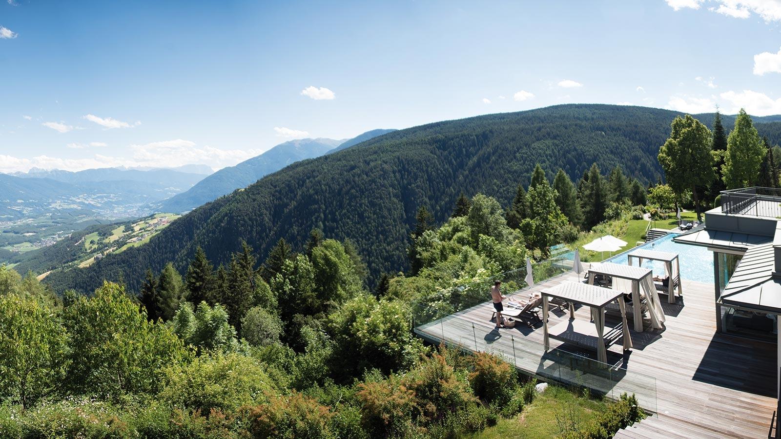 Ausblick über die Terrasse mit Infinity Pool des Parkhotel Holzerhof in Meransen und das gesamte Tal